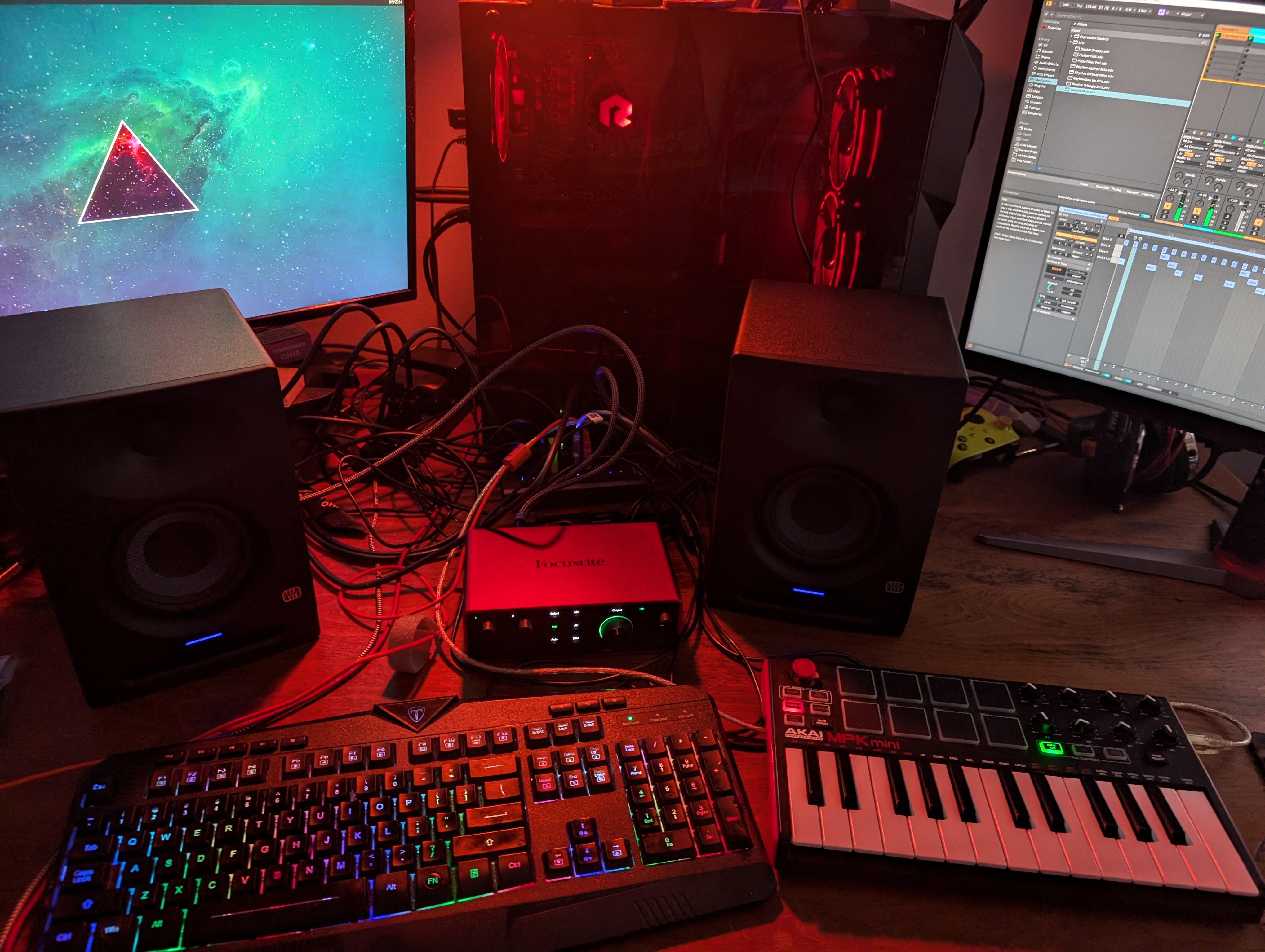 Picture of that same midi setup. Space is a bit of premium on my desk as it's also used for gaming and my job...